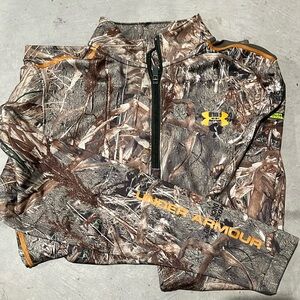 Under armour scent control long sleeve fitted quarter zip shirt.